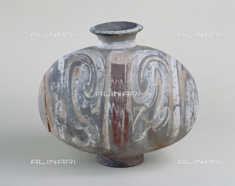 RVA-S-024908-0004 - Oval flask, terracotta, Chinese art of the Han dynasty (220-206 BC), Musée Cernuschi, Paris - L. Degrà¢ces et P. Joffre/Musée Cernuschi/ / Roger-Viollet/Alinari