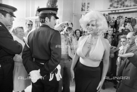 RVA-S-025071-0001 - Poliziotti e giovane donna al ventottesimo Festival di Cannes - Data dello scatto: 13/05/1974 - Jean-Pierre Couderc / Roger-Viollet/Alinari