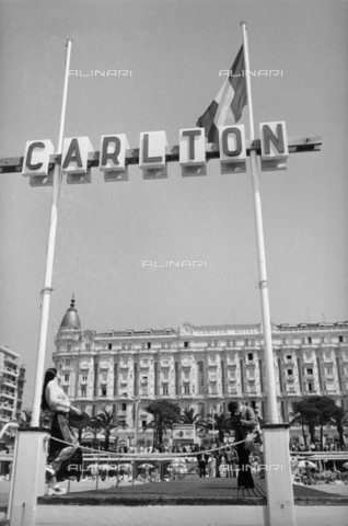 RVA-S-025071-0004 - Un fotografo e una modella davanti all' Hà´tel Carlton durante il ventottesimo Festival di Cannes - Data dello scatto: 1974 - Jean-Pierre Couderc / Roger-Viollet/Alinari