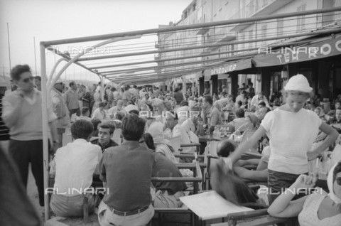RVA-S-026722-0001 - Terrazza del caffè Senequier, Saint-Tropez - Data dello scatto: 1956 - Bernard Lipnitzki / Roger-Viollet/Alinari