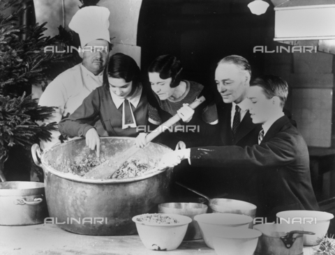RVA-S-033920-0002 - English family making a Christmas pudding, 1937. - Date of photography: 01/01/1937 - Jacques Boyer / Roger-Viollet/Alinari