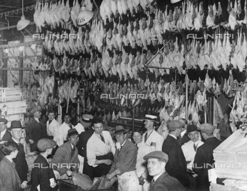 RVA-S-033920-0005 - Poultry stall during Christmas celebrations at the Leadenhall Market. London (England), 1934. - Date of photography: 01/01/1934 - Jacques Boyer / Roger-Viollet/Alinari