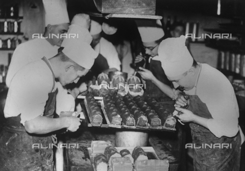RVA-S-033920-0009 - Yule logs making at a famous pastrycook's. Paris, 1937. - Date of photography: 01/01/1937 - Jacques Boyer / Roger-Viollet/Alinari