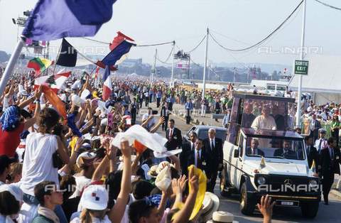 RVA-S-038214-0011 - GMG (Giornata Mondiale della Gioventù) del 1997: Papa Giovanni Paolo II a bordo della papamobile durante la visita a Longchamp, Parigi - Data dello scatto: 23-24/07/1997 - Jean-Pierre Couderc / Roger-Viollet/Alinari