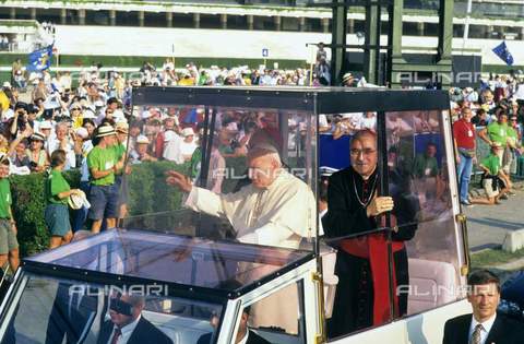 RVA-S-038214-0015 - GMG (Giornata Mondiale della Gioventù) del 1997: Papa Giovanni Paolo II a bordo della papamobile durante la visita a Longchamp, Parigi - Data dello scatto: 23-24/07/1997 - Jean-Pierre Couderc / Roger-Viollet/Alinari