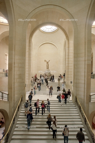 RVA-S-038451-0006 - Louvre Museum. Denon wing, Daru stairs. "The Winged Victory of Samothrace". Paris, June 2008. - Data dello scatto: 01/06/2008 - Jean-Pierre Couderc / Roger-Viollet/Alinari