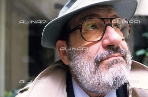 RVA-S-042531-0016 - The writer and philosopher Umberto Eco photographed in Paris - Date of photography: 12/04/1999 - Jean-Paul Guilloteau / Roger-Viollet/Alinari
