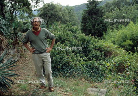 RVA-S-044285-0011 - Il pittore, scrittore e compositore Serge Rezvani (1928-) nella sua proprietà "La Béate" a Var - Data dello scatto: 1995 - Jean-Paul Guilloteau / Roger-Viollet/Alinari