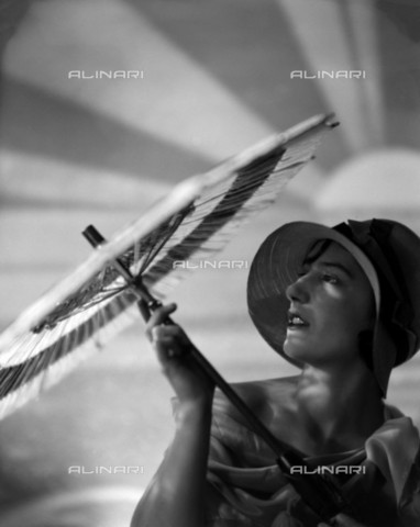 RVA-S-045558-0015 - Donna con parasole - Data dello scatto: 1929 - Laure Albin Guillot / Roger-Viollet/Alinari