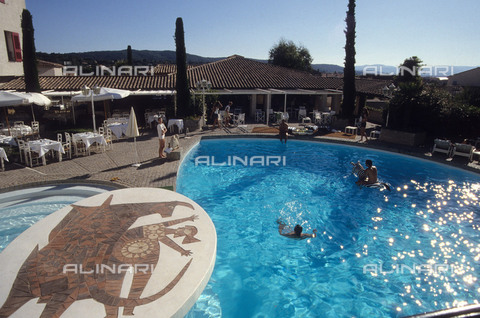 RVA-S-054342-0016 - La piscina dell'hotel "Le Byblos" a Saint-Tropez - Data dello scatto: 1988 - Jean-Régis Roustan / Roger-Viollet/Alinari