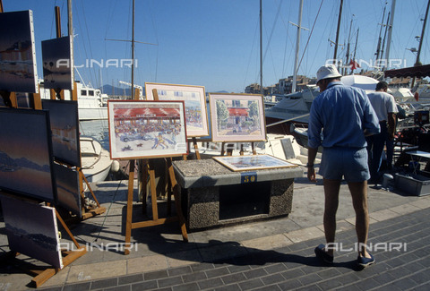 RVA-S-054342-0034 - Vendita di quadri nel porto di Saint-Tropez - Data dello scatto: 1988 - Jean-Régis Roustan / Roger-Viollet/Alinari