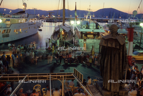 RVA-S-054342-0035 - Il porto di Saint-Tropez di notte - Data dello scatto: 1988 - Jean-Régis Roustan / Roger-Viollet/Alinari