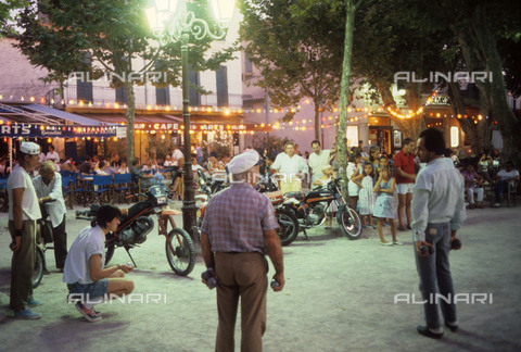 RVA-S-054342-0037 - Il Café des Arts a Saint-Tropez di notte - Data dello scatto: 1988 - Jean-Régis Roustan / Roger-Viollet/Alinari
