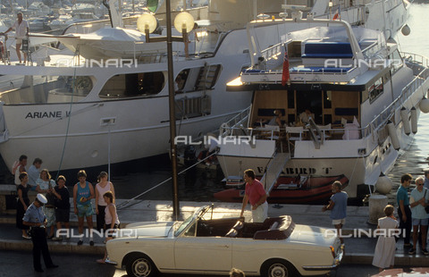 RVA-S-054342-0040 - Yacht nel porto di Saint-Tropez - Data dello scatto: 1988 - Jean-Régis Roustan / Roger-Viollet/Alinari