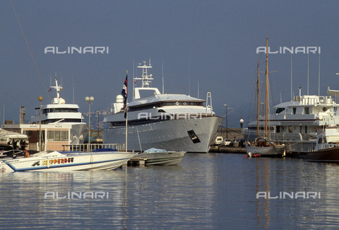 RVA-S-054342-0041 - Il porto di Saint-Tropez - Data dello scatto: 1988 - Jean-Régis Roustan / Roger-Viollet/Alinari