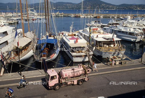 RVA-S-054342-0042 - Il porto di Saint-Tropez - Data dello scatto: 1988 - Jean-Régis Roustan / Roger-Viollet/Alinari