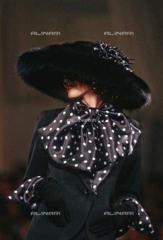 RVA-S-054731-0003 - Modella a una sfilata di alta moda di Christian Dior a Parigi - Data dello scatto: 1989 - Jean-Pierre Couderc / Roger-Viollet/Alinari