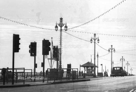 RVA-S-055317-0001 - Semafori e lampioni in una strada di Brighton - Data dello scatto: 1946 - Jean-Pierre Couderc / Roger-Viollet/Alinari