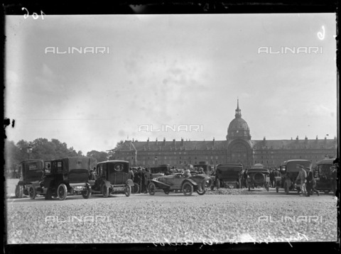 RVA-S-061278-0008 - World War One. First day of the mobilization in Paris, 2nd August 1914. Requisitioning cars, Esplanade des Invalides (7th arrondissement), Paris (France). Photograph published in the newspaper "Excelsior", Monday 3rd August 1914. - Data dello scatto: 02/08/1914 - Ede / Excelsior â L'Equipe / Roger-Viollet/Alinari
