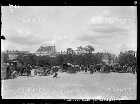 RVA-S-061278-0009 - World War One. First day of the mobilization in Paris. Requisitioning cars, Paris (France), 2nd August 1914. - Data dello scatto: 02/08/1914 - Ede / Excelsior â L'Equipe / Roger-Viollet/Alinari