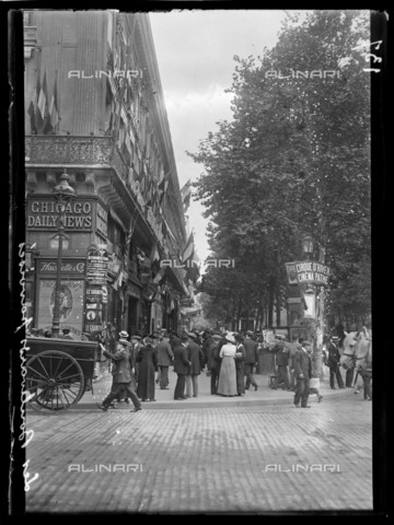 RVA-S-061406-0008 - World War One. Third day of mobilization in Paris. Session of the French Parliament, 4th August 1914. Boulevards decorated with flags. Photograph published in the newspaper "Excelsior", Wednesday 5th August 1914. - Data dello scatto: 04/08/1914 - Ede / Excelsior â L'Equipe / Roger-Viollet/Alinari
