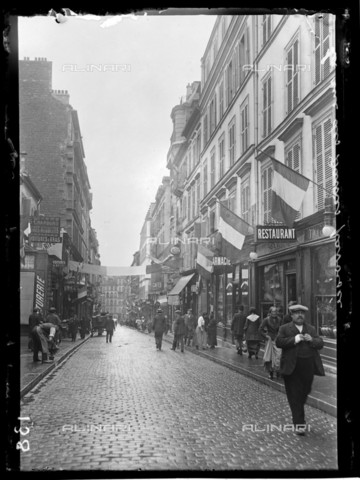 RVA-S-061406-0009 - World War One. Third day of mobilization in Paris. Session of the French Parliament. Rue des Dames, decorated with flags. Paris (France), 4th August 1914. - Data dello scatto: 04/08/1914 - Ede / Excelsior â L'Equipe / Roger-Viollet/Alinari