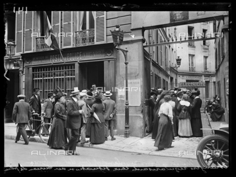 RVA-S-061406-0012 - World War One. Third day of mobilization in Paris. Foreigners regularising their situations in a police station. Paris (France), 4th August 1914. - Data dello scatto: 04/08/1914 - Ede / Excelsior â L'Equipe / Roger-Viollet/Alinari