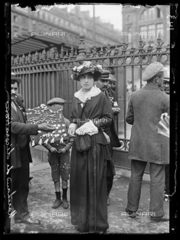 RVA-S-061406-0013 - World War One. Fourth day of mobilization in Paris, 5th August 1914. Man selling decorations. Photograph published in the newspaper "Excelsior", Thursday 6th August 1914. - Data dello scatto: 05/08/1914 - Ede / Excelsior â L'Equipe / Roger-Viollet/Alinari