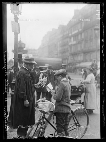RVA-S-061406-0014 - World War One. Fourth day of mobilization in Paris, 5th August 1914. Man selling flags. Photograph published in the newspaper "Excelsior", Thursday 6th August 1914. - Data dello scatto: 05/08/1914 - Ede / Excelsior â L'Equipe / Roger-Viollet/Alinari