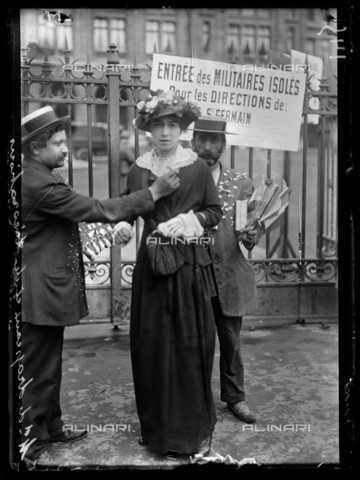 RVA-S-061406-0015 - World War One. Fourth day of mobilization in Paris, 5th August 1914. Man selling decorations. - Data dello scatto: 05/08/1914 - Ede / Excelsior â L'Equipe / Roger-Viollet/Alinari