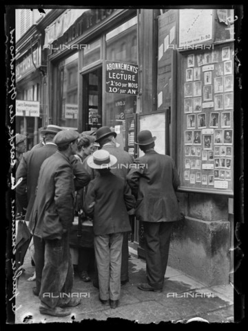 RVA-S-061406-0016 - World War One. Fourth day of mobilization in Paris. Public examining the map showing the military operations. Paris (France), 5th August 1914. - Data dello scatto: 05/08/1914 - Ede / Excelsior â L'Equipe / Roger-Viollet/Alinari