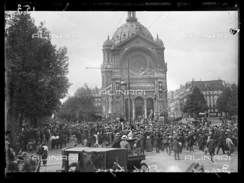 RVA-S-061406-0018 - World War One. Fifth day of mobilization in Paris, 6th August 1914. The fifth infantry regiment leaving the barracks of La Pépinière and cheered by the crowd. Photograph published in the newspaper "Excelsior", Friday 7th August 1914. - Data dello scatto: 06/08/1914 - Ede / Excelsior â L'Equipe / Roger-Viollet/Alinari