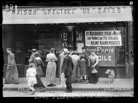 RVA-S-061407-0011 - World War One. Fifth day of mobilization in Paris. Views of several shops in Paris (France), 6th August 1914. - Data dello scatto: 06/08/1914 - Ede / Excelsior â L'Equipe / Roger-Viollet/Alinari