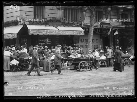 RVA-S-061407-0012 - World War One. Fifth day of mobilization in Paris. Views of several shops in Paris (France), 6th August 1914. - Data dello scatto: 06/08/1914 - Ede / Excelsior â L'Equipe / Roger-Viollet/Alinari