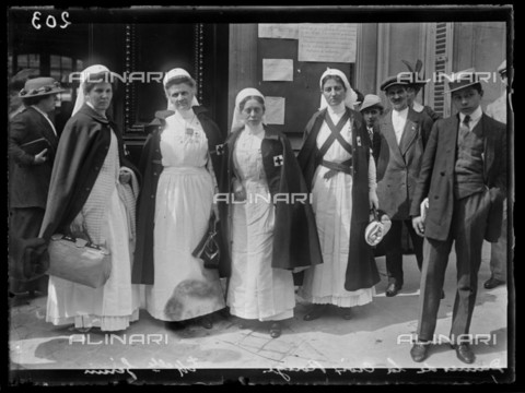 RVA-S-061408-0010 - World War One. Seventh day of mobilization in Paris. Women of the Red Cross leaving for the front (Miss Génin). Paris, on August 8, 1914. - Data dello scatto: 08/08/1914 - Ede / Excelsior â L'Equipe / Roger-Viollet/Alinari