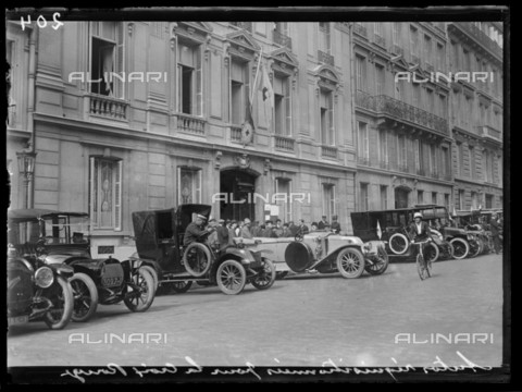 RVA-S-061408-0011 - World War One. Seventh day of mobilization in Paris. Cars requistioned by the Red Cross. Paris, on August 8, 1914. - Data dello scatto: 08/0871914 - Ede / Excelsior â L'Equipe / Roger-Viollet/Alinari