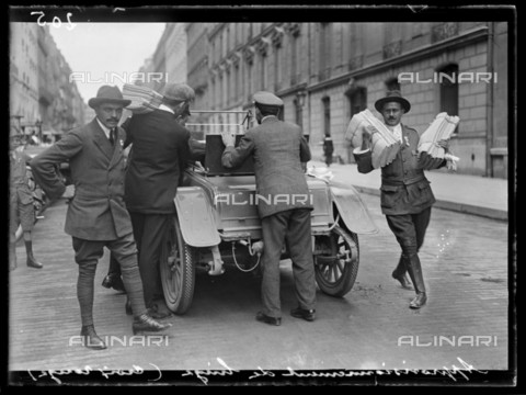 RVA-S-061408-0012 - World War One. Seventh day of mobilization in Paris. Linen supplies for the Red Cross, on August 8, 1914. - Data dello scatto: 08/08/1914 - Ede / Excelsior â L'Equipe / Roger-Viollet/Alinari