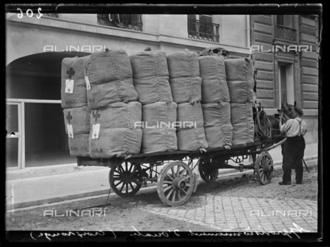 RVA-S-061408-0013 - World War One. Seventh day of mobilization in Paris.Wadding supplies for the Red Cross. Paris, on August 8, 1914. - Data dello scatto: 08/08/1914 - Ede / Excelsior â L'Equipe / Roger-Viollet/Alinari