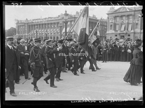 RVA-S-061409-0020 - World War One. Ninth day of mobilization in Paris. Patriotic demonstration organised by the Fédération des Sociétés alsaciennes-lorraines (French organisation against the German occupation of Alsace and Lorraine) to celebrate the arrival of French troops in Alsace. Veterans arriving at the Strasbourg statue. Paris, on August 10, 1914. - Data dello scatto: 10/08/1914 - Ede / Excelsior â L'Equipe / Roger-Viollet/Alinari