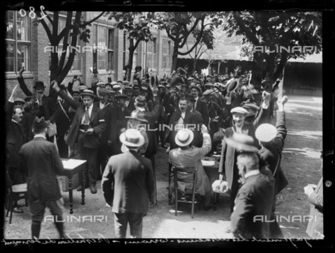 RVA-S-061434-0010 - World War One. Twelfth day of mobilization in Paris, 13th August 1914. Enlistment of men from Alsace and Lorraine : taking the oath before signing. Photograph published in the newspaper "Excelsior", on Friday 14th August 1914. - Data dello scatto: 13/08/1914 - Ede / Excelsior â L'Equipe / Roger-Viollet/Alinari