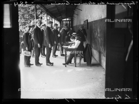 RVA-S-061434-0013 - World War One. Twelfth day of mobilization in Paris, 13th August 1914. Enlistment of men from Alsace and Lorraine: signing. Photograph published in the newspaper "Excelsior", on Friday 14th August 1914. - Data dello scatto: 13/08/1914 - Ede / Excelsior â L'Equipe / Roger-Viollet/Alinari