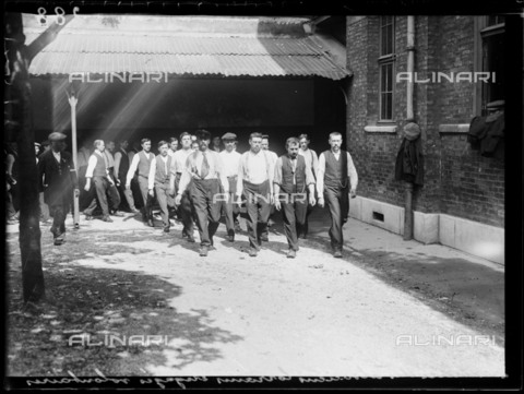 RVA-S-061434-0016 - World War One. Twelfth day of mobilization in Paris. Drill of the men from Alsace and Lorraine who deserted the German army. Paris (France), 13th August 1914. - Data dello scatto: 13/08/1914 - Ede / Excelsior â L'Equipe / Roger-Viollet/Alinari