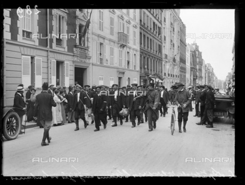 RVA-S-061434-0017 - World War One. Twelfth day of mobilization in Paris. Men from Alsace and Lorraine leaving for the front. Paris (France), 13th August 1914. - Data dello scatto: 13/08/1914 - Ede / Excelsior â L'Equipe / Roger-Viollet/Alinari