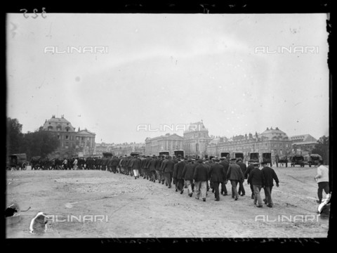 RVA-S-061436-0012 - World War One. Fourteenth day of mobilization in Paris, 15th August 1914. Reservists marching in Versailles (France). Photograph published in the newspaper "Excelsior", on Wednesday 19th August 1914. - Data dello scatto: 15/08/1914 - Ede / Excelsior â L'Equipe / Roger-Viollet/Alinari