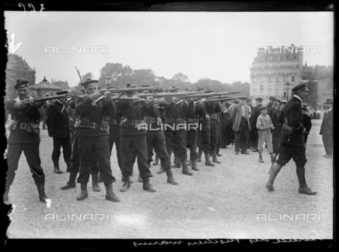 RVA-S-061437-0001 - World War One. Seventeenth day of mobilization in Paris. Drill of the naval fusiliers. Paris (France), 18th August 1914. - Data dello scatto: 18/08/1914 - Ede / Excelsior â L'Equipe / Roger-Viollet/Alinari