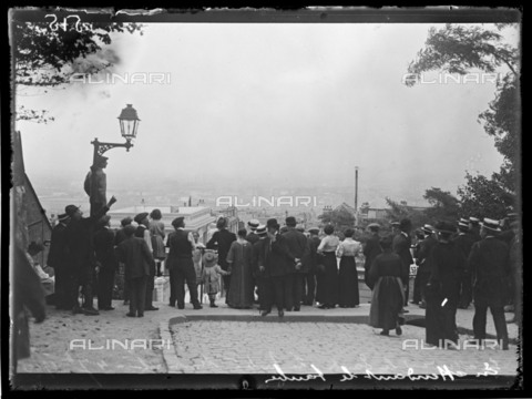 RVA-S-070012-0018 - World War One. Waiting for the Taube in Montmartre. Parisians gathered to observe German monoplanes flying over Paris from time to time, early September 1914. Photograph published in the newspaper "Excelsior" of Sunday, September 6, 1914. - Data dello scatto: 01/09/1914 - Ede / Excelsior â L'Equipe / Roger-Viollet/Alinari