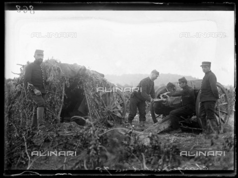RVA-S-070013-0013 - World War One. French soldiers loading a 75mm field gun close to the line of fire in the Oise region (France), late September - early October 1914. Photograph published in the newspaper "Excelsior" of Friday, October 9, 1914. - Data dello scatto: 10/1914 - Ede / Excelsior â L'Equipe / Roger-Viollet/Alinari