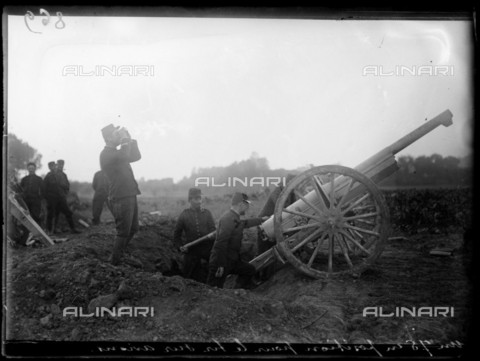RVA-S-070013-0014 - World War One. French artillery in the countryside: 75 mm field gun in the Oise region (France), late September - early October 1914. Photograph published in the newspaper "Excelsior" of Monday, October 5, 1914. - Data dello scatto: 10/1914 - Ede / Excelsior â L'Equipe / Roger-Viollet/Alinari