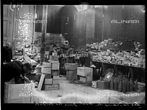 RVA-S-070041-0035 - World War One. Visit of Raymond Poincaré (1860-1934), French statesman, at the Jeu de Paume. Christmas gifts collected for the French soldiers by the mayors of the twenty arrondissements of Paris, on December 21, 1914. - Data dello scatto: 21/12/1914 - Ede / Excelsior â L'Equipe / Roger-Viollet/Alinari