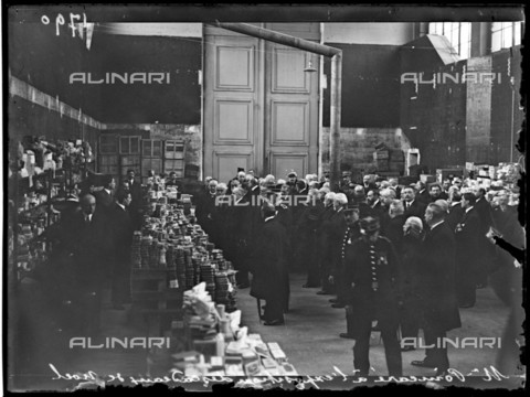 RVA-S-070041-0038 - World War One. Visit of Raymond Poincaré (1860-1934), French statesman, at the Jeu de Paume. Christmas gifts collected for the French soldiers by the mayors of the twenty arrondissements of Paris, on December 21, 1914. Photograph published in the newspaper "Excelsior" of Tuesday, December 22, 1914. - Data dello scatto: 21/12/1914 - Ede / Excelsior â L'Equipe / Roger-Viollet/Alinari